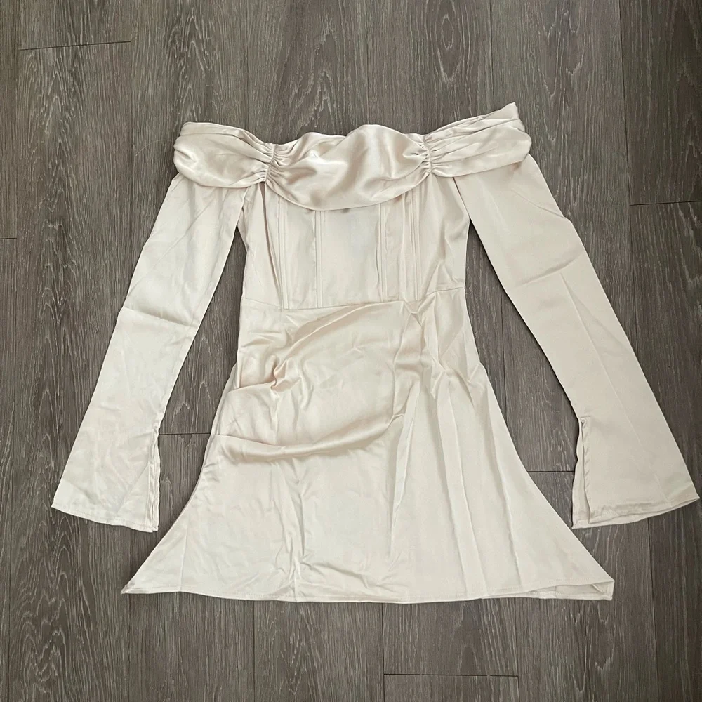 PrettyLittleThing Champagne satin pleat detail Berteau flared sleeve shift dress - Picture 3 of 11